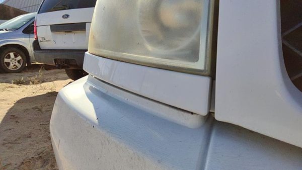 2004 Nissan TITAN Fender Moulding RH Passenger Right Below Headlight OEM Q10 — photo 2