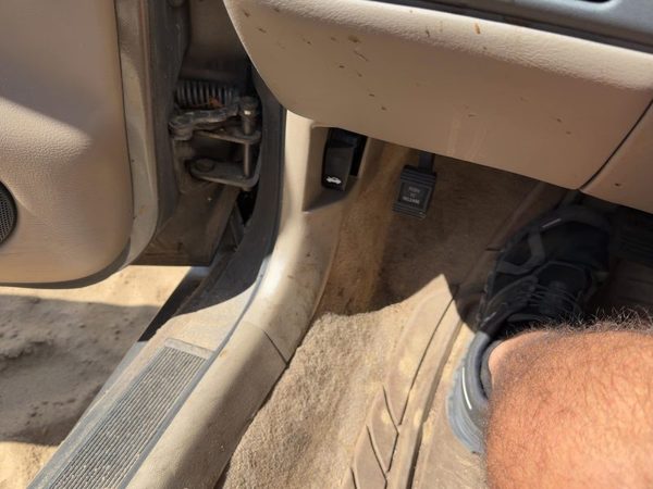 1999 Pontiac Bonneville Driver Left Lower Kick Trim Panel Oem Tan — photo 3