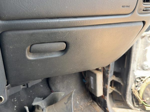 01 Chevy S10 Blazer Glove Box Assembly Complete Door With Latch Oem Graphite 122 — photo 1