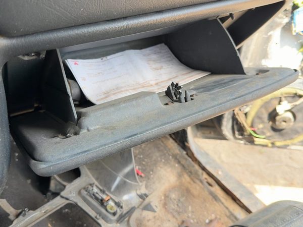 01 Chevy S10 Blazer Glove Box Assembly Complete Door With Latch Oem Graphite 122 — photo 5