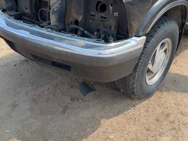 1998-2005 Chevy S10 Blazer Front Bumper With Brackets Assembly Oem 15094048 — photo 4