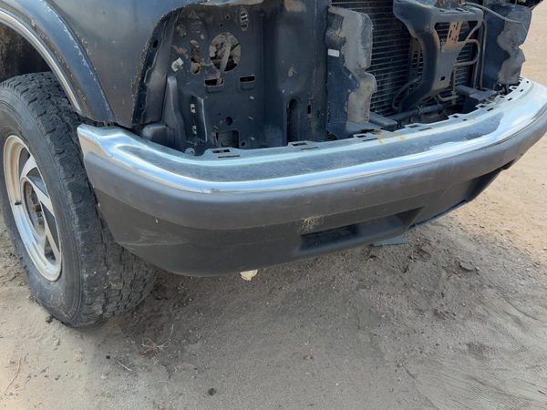 1998-2005 Chevy S10 Blazer Front Bumper With Brackets Assembly Oem 15094048 — photo 6