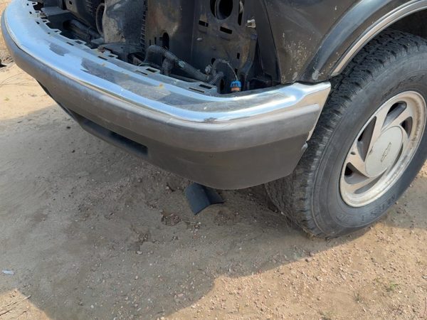 1998-2005 Chevy S10 Blazer Front Bumper With Brackets Assembly Oem 15094048 — photo 9
