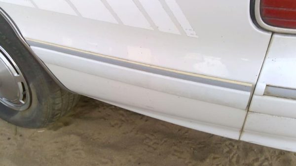 1991-1996 Chevy Caprice Lh Driver Left Rear Moulding On Quarter Panel Oem White — photo 1