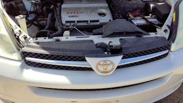 2004-2005 Toyota Sienna Front Grille Assembly Oem White 071 53111Ae020 — photo 2