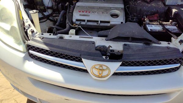 2004-2005 Toyota Sienna Front Grille Assembly Oem White 071 53111Ae020 — photo 3