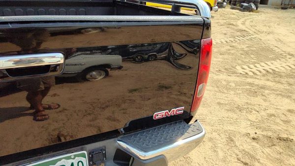 2012 GMC Canyon Trunk/decklid/hatch/tailgate Black 41U Dented — photo 6