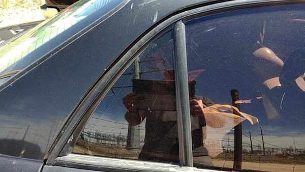 97-04 Regal Passenger Right Rear Vent Window Back Door Glass With Frame Oem — photo 1