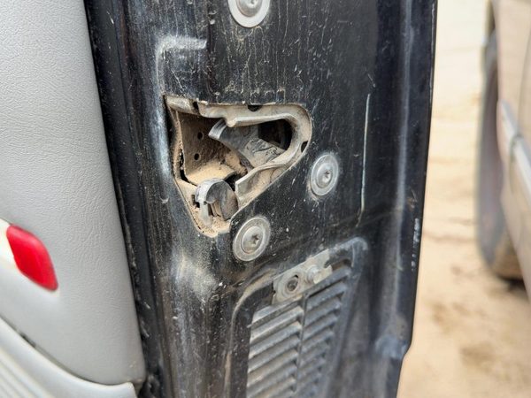 92-99 Chevy Silverado 1500 Passenger Right Front Door Latch With Rods/Cables Oem — photo 3