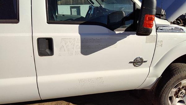 2015 Ford F250 Front Door RH White Z1 — photo 2