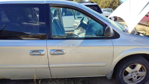 2007 Dodge Caravan Front Door RH PS2 Bright Silver Metallic — photo 1