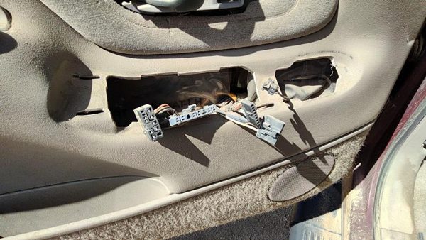 1995-99 Gmc Yukon Driver Left Front Inside Door Trim Panel Only Oem Tan 522 — photo 7