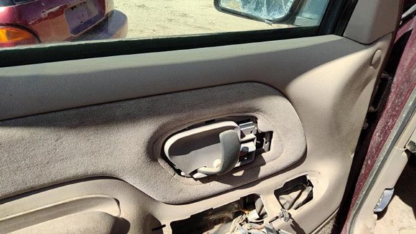 1995-99 Gmc Yukon Driver Left Front Inside Door Trim Panel Only Oem Tan 522 — photo 4