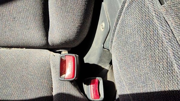 2001 2002 Sierra 2500 Hd Passenger Right Front Seat Belt Buckle Oem Graphite 12d — photo 2
