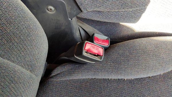 2001 2002 Sierra 2500 Hd Passenger Right Front Seat Belt Buckle Oem Graphite 12d — photo 1