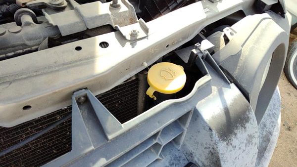 2002-2004 Nissan Xterra Windshield Washer Fluid Reservoir With Pump Wiper Tank — photo 1