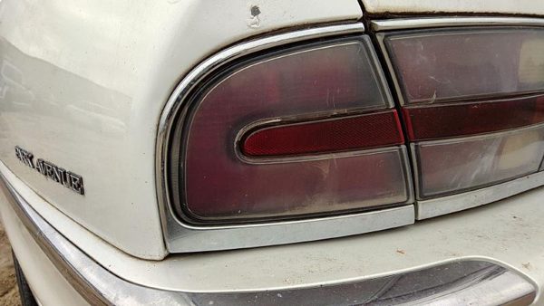1998-04 Buick Park Ave Driver Left Tail Light Brake Lamp Oem Rear Crack 16525981 — photo 1