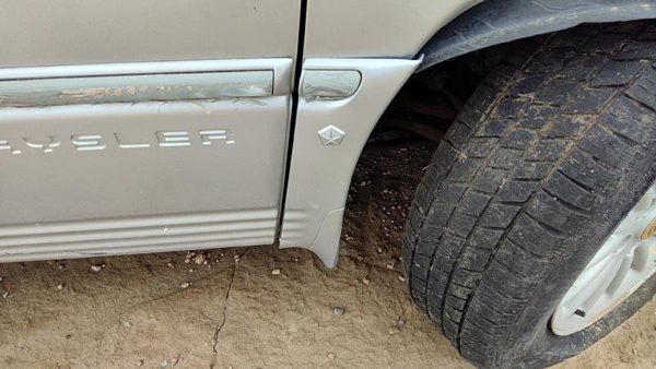 96-00 Town & Country Passenger Right Moulding From Fender Trim Strip Silver — photo 1