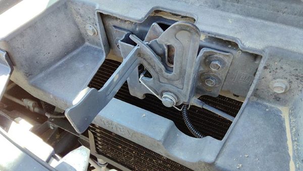 2010 2011 2012 2013 2014 Chevy Tahoe Hood Latch Assembly With Bracket Oem — photo 2
