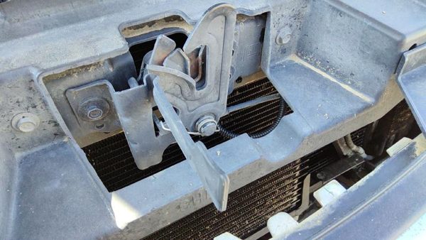 2010 2011 2012 2013 2014 Chevy Tahoe Hood Latch Assembly With Bracket Oem — photo 3