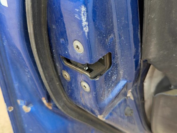 2007-2012 Nissan Sentra Driver Left Front Door Latch With Rods/Cables Oem — photo 2