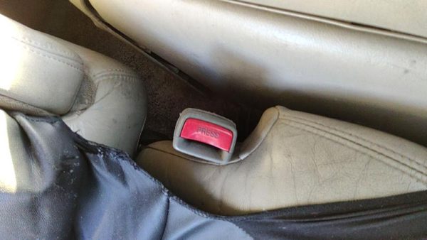 01-02 Suburban Passenger Right Front Seat Belt Buckle Receiver 922 Light Gray — photo 3