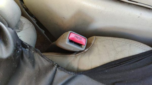01-02 Suburban Passenger Right Front Seat Belt Buckle Receiver 922 Light Gray — photo 1