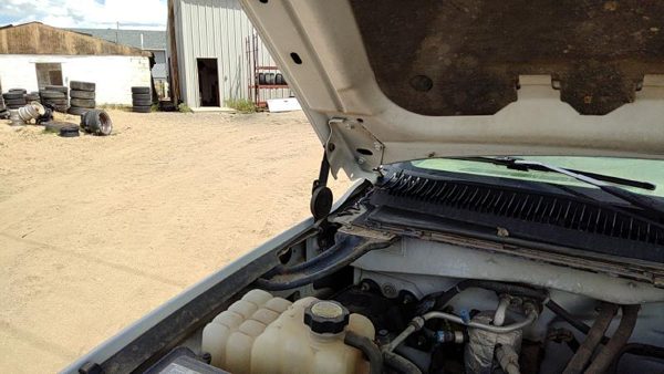 2002 Chevy Silverado 2500 Hood Hinge RH Hd White 50U — photo 1