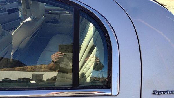 98-11 Lincoln Town Car Driver Left Rear Vent Window Back Door Glass With Frame — photo 1
