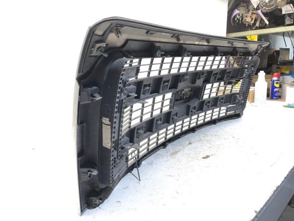 2014 Jeep Cherokee Grille (hood Mounted) Chrome Surround Xlt (2 Chrome Bars) — photo 11
