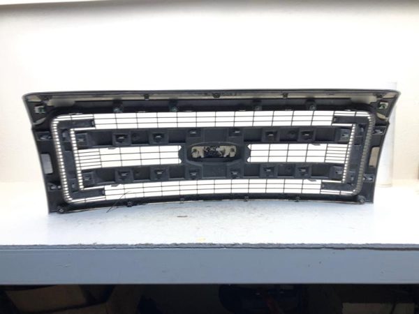 2014 Jeep Cherokee Grille (hood Mounted) Chrome Surround Xlt (2 Chrome Bars) — photo 10