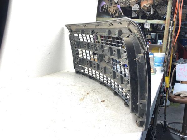 2014 Jeep Cherokee Grille (hood Mounted) Chrome Surround Xlt (2 Chrome Bars) — photo 9
