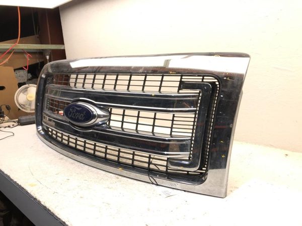 2014 Jeep Cherokee Grille (hood Mounted) Chrome Surround Xlt (2 Chrome Bars) — photo 2