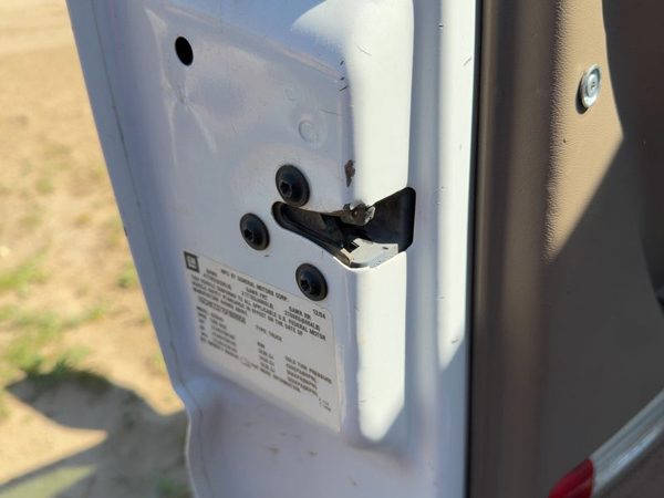 2003-2007 Chevy Silverado 2500 Driver Left Front Door Latch With Rods/Cables Oem — photo 3