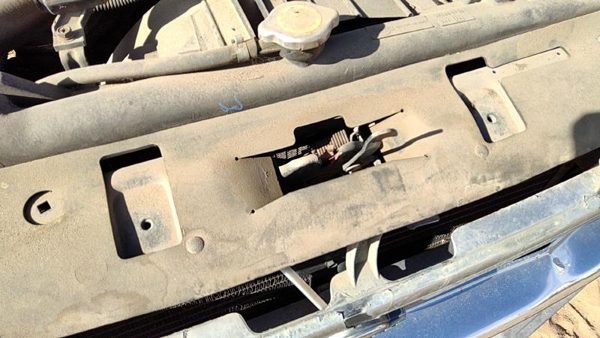93-95 Nissan Pathfinder Nissan Pathfinder Hood Latch Assembly With Bracket Oem — photo 1