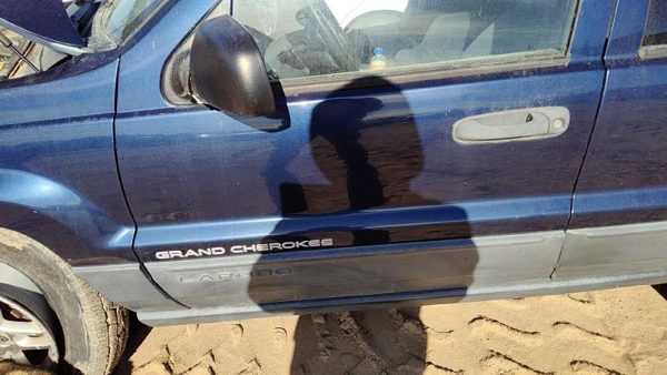 2004 Jeep Grand Cherokee Front Door LH Blue PB8 — photo 3