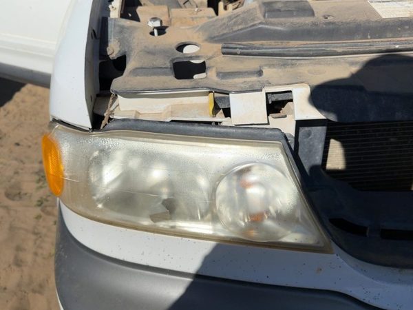 1998 Lincoln Navigator Headlamp Assembly RH — photo 1