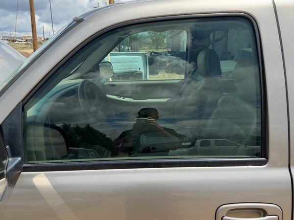 2000-2006 Chevy Suburban Driver Left Front Side Window Door Glass Oem 15891714 — photo 1