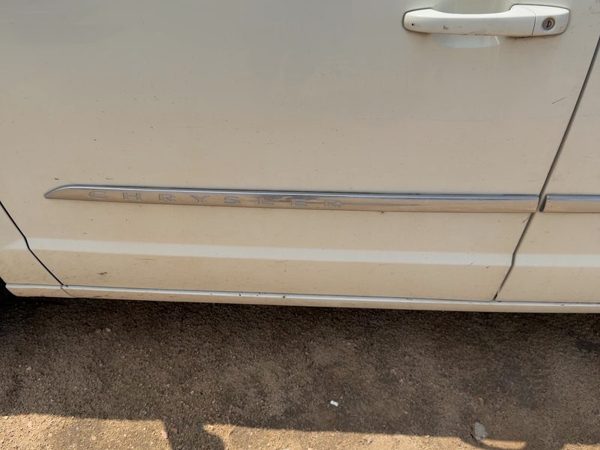 10-16 Town & Country Driver Left Front Moulding From Door Oem Trim Strip — photo 1