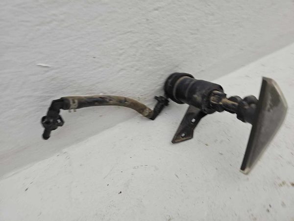 2005 Cadillac Cts Left Headlight Washer Nozzle Sprayer With Hose Cover — photo 2