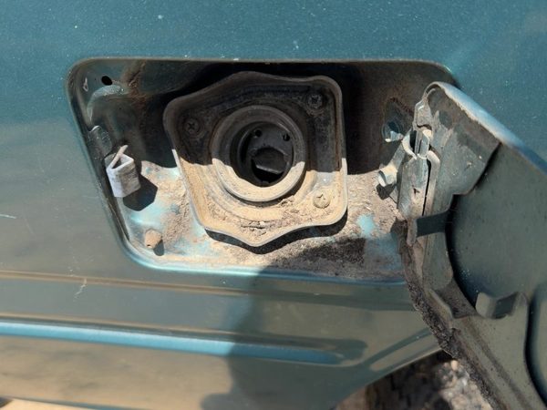 1993-1995 Isuzu Rodeo Fuel Filler Neck Assembly With Gas Cap Oem — photo 3