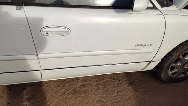 2000 Buick Regal Front Door RH White 16U — photo 2