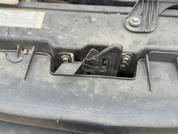 1996-2002 Chevy Express Van 2500 Hood Latch Assembly With Bracket Oem 15034820 — photo 2