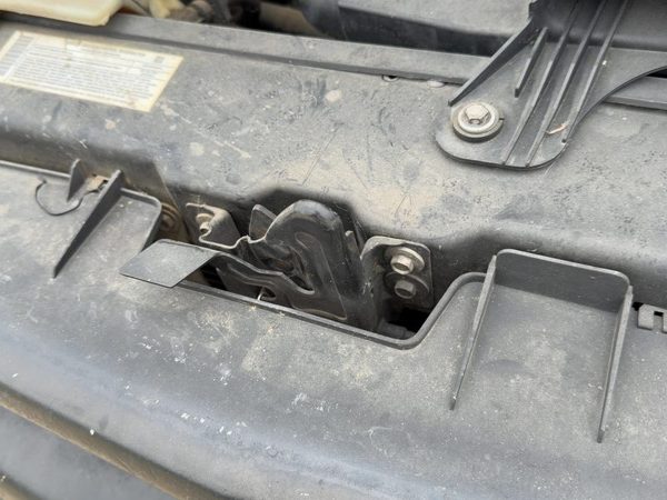 1996-2002 Chevy Express Van 2500 Hood Latch Assembly With Bracket Oem 15034820 — photo 4
