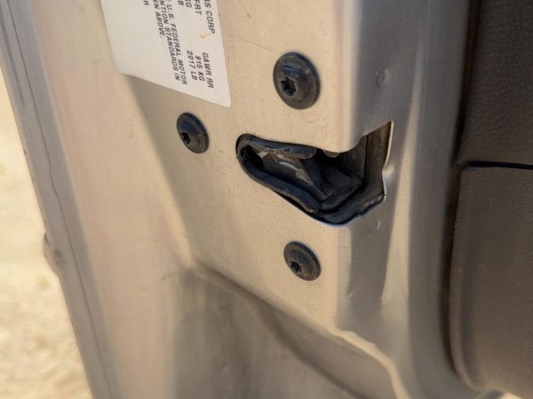 2005-2010 Pontiac G6 Driver Left Front Door Latch With Rods/Cables Oem Sedan — photo 3