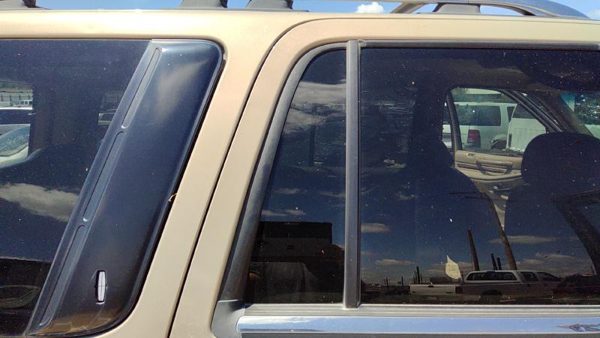 98-02 Navigator Passenger Right Rear Vent Window Back Door Glass With Frame Oem — photo 5