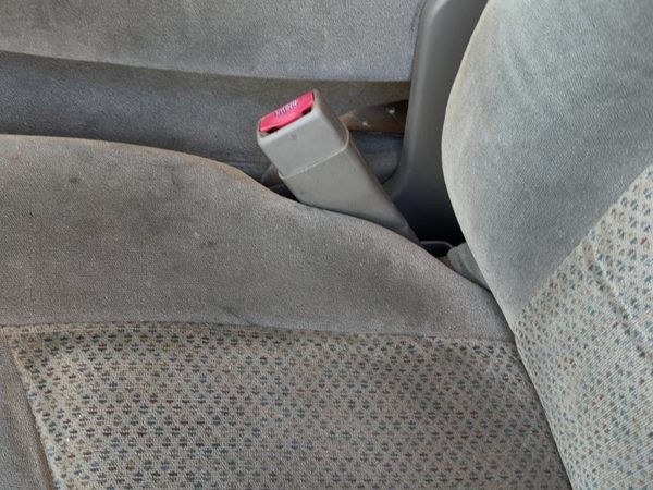 03-07 Silverado 2500 Driver Left Front Seat Belt Buckle Receiver Oem Tan 52D — photo 1