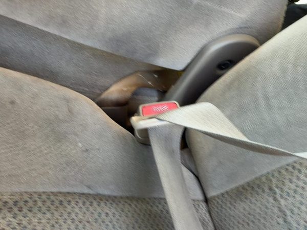 03-07 Silverado 2500 Driver Left Front Seat Belt Buckle Receiver Oem Tan 52D — photo 3