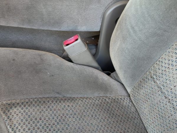 03-07 Silverado 2500 Driver Left Front Seat Belt Buckle Receiver Oem Tan 52D — photo 2