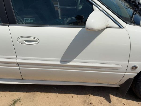 2005 Buick LeSabre Front Door RH White 40U — photo 2
